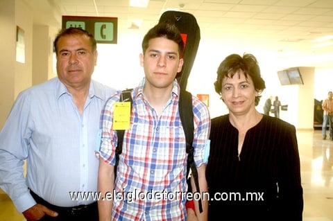 02042010 México. César Sandoval fue despedido por sus padres Carlos y Blanca.