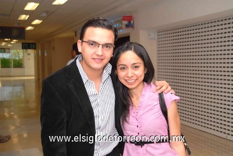 06042010 Carlos Aragón viajó a Ciudad Juárez, acudió a despedirlo Adriana Ruiz.