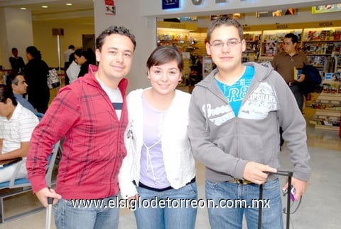 06042010 Jorge y Alberto Ávila, así como Nancy Betancourt salieron rumbo a México.