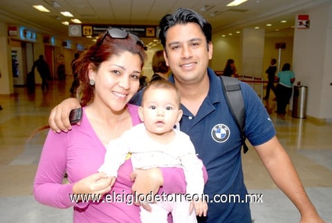 06042010 Miguel Contreras, Nancy Salazar y Ximena Contreras, regresaron de vacaciones.