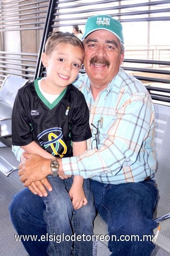 07042010 Bernardo y su abuelito Rafael.