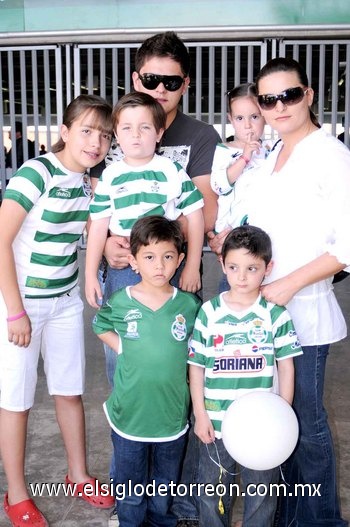 07042010 Santistas de corazón. Héctor y Karla acompañados de los niños Enrique, Francisco, Roberto, Bárbara y Sofía.