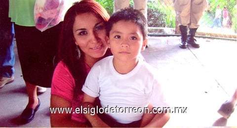 07042010 Aarón Gerardo Ortega Carrillo, festeja hoy sus siete años de vida, lo acompaña su mamá María Guadalupe Carrillo Ramírez.