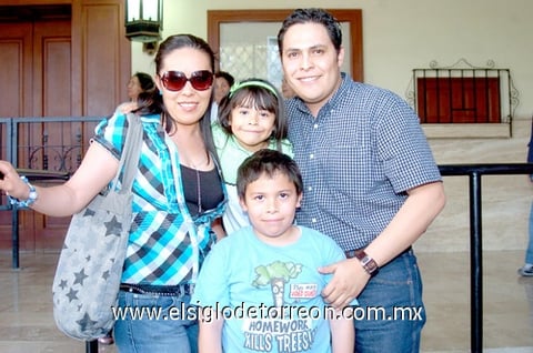 07042010 Familia. Maru de Goitia, Alberto Goitia, Betito y Vivian.