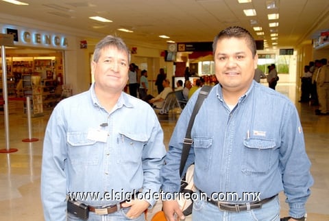 07042010 Colima. Alfonso Vázquez llegó y lo recibió Eugenio Márquez.