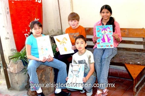 08042010 Muestran sus dibujos.