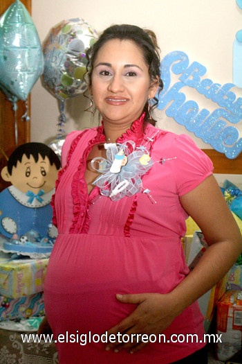 08042010 Rosa María de León de D'zul, disfrutó una fiesta que le prepararon para celebrar que pronto se estrenará como mamá de un varoncito.
