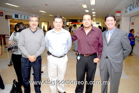 08042010 Rafael Acosta vino de la Ciudad de México, acudió a recibirlo Guillermo Yassín.