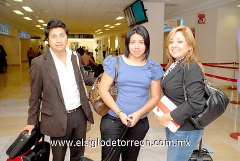 08042010 Didier, Citlaly y Haydee, viajaron a la capital de este país.