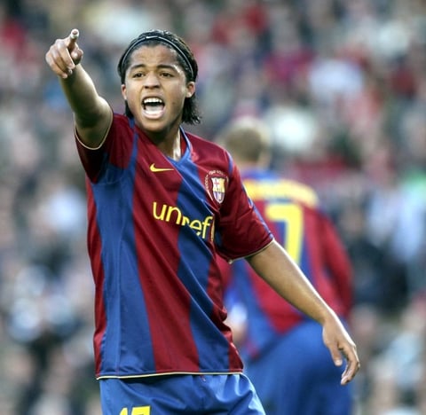 El 19 de septiembre de 2007, Giovani debuta con el FC Barcelona en la Liga de Campeones de la UEFA, remplazando a Xavi Hernández en el minuto 79.