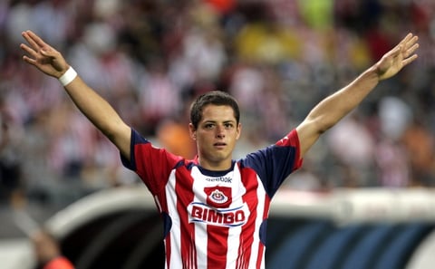 En las instalaciones del Estadio Old Trafford, casa del cuadro inglés, Javier Hernández ya fue presentado como el primer refuerzo de los 'Reds Devils', para la siguiente campaña.