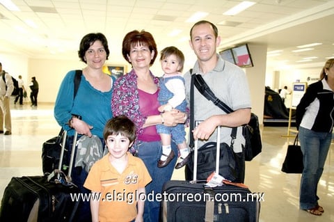 09042010 San Francisco. Graciela Gámez recibió a Jaime Zorrilla, Catya Camargo y los niños Jaime y Mariana.