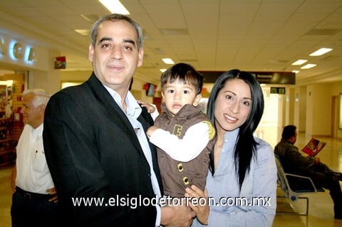 09042010 Distrito Federal. Ernesto Castro se despidió de su esposa Lydia y su pequeño hijo.