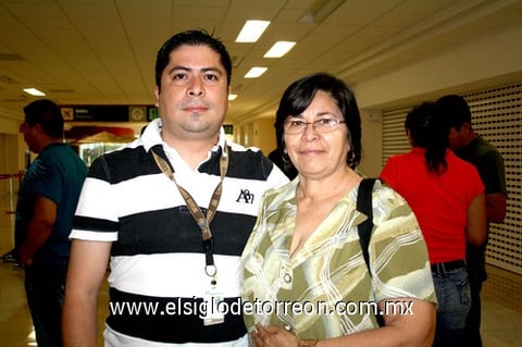 09042010 Tampico. Marco Torres Frías le dijo adiós a su mamá Gloria Elena, quien lo despidió.