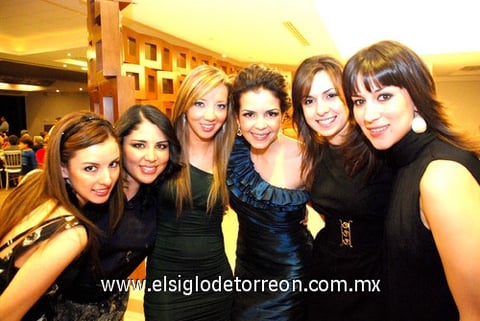 El 18 de marzo fue despedida de su soltería Lydia Cárdenas.