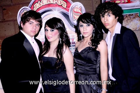 12042010 Asistentes. Ignacio Cháirez, Pamela Cuevas, Fernanda Madrid y Salvador Martínez.