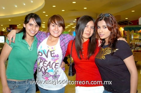 11042010 Amigos. Alan, Mariela, Paulina, Brenda y Andrés.