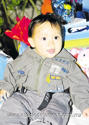 12042010 Fernando Alejandro Torres Landeros lució muy apuesto en su primer cumpleaños.