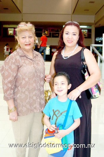 10042010 Claudia, Susy Robles y Herson, en una tarde de cine.
