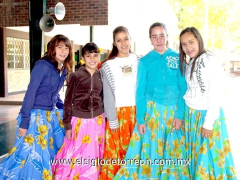 11042010 Gretel, Mariana, Valeria, MariTere y María Natalia, en un evento escolar.