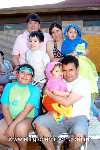11042010 Familia Saucedo Meza y Saucedo Mendiola. EL SIGLO DE TORREÓN / JESÚS HERNÁNDEZ