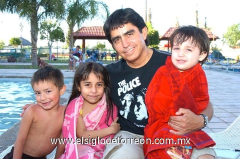 11042010 Familia. Alexis González, Gonzalo González, Brighit González y Emiliano Pérez.