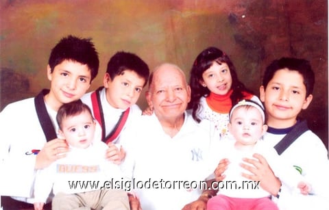 11042010 Patricio Chicho Sánchez en su cumpleaños, acompañado por sus nietos.