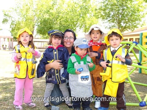 11042010 Niños de maternal gozaron disfrazados.