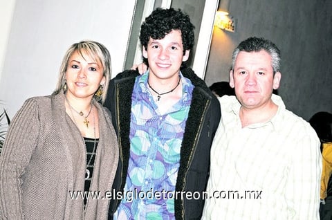 11042010 Marilú, Jorge y Jorge Villarreal.