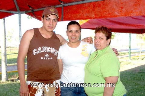 11042010 Liliana Venegas, Hugo Venegas y Magda Martínez.