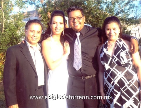 11042010 Salvador Botello, Érika Hernández, Isaías Pereyra y Rosa María Escobedo, en reciente evento social.