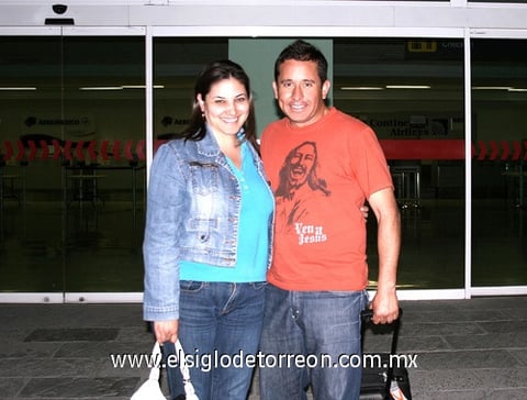12042010 El Caribe. Marisol Berlanga y Érick Sotomayor, regresaron a casa.