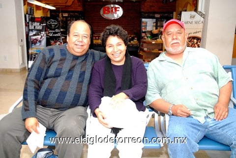 12042010 California. Fernando Serrano fue despedido por Leticia Sánchez y Salvador Serrano, ambos le desearon que tenga un feliz viaje y que pronto regrese a visitarlos.
