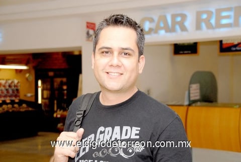 12042010 Hermosillo. Édgar Fernández regresó a casa, después de su estancia en Torreón.