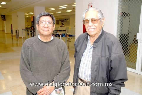 12042010 California. José González de regreso a casa y fue despedido por Alfonso González.