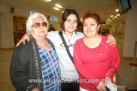 10042010 Distrito Federal. Adriana Ruelas López y Carla García Ruelas despidieron a Tomasa López Cervantes.