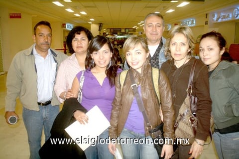 10042010 Europa. Liliana Maldonado y Ana Claudia Flores fueron despedidas por sus familias, quienes les desearon un feliz viaje.
