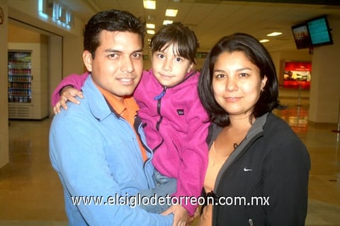10042010 Panamá. Adrián Sánchez y la pequeña Diana despidieron a Selene Algarate.