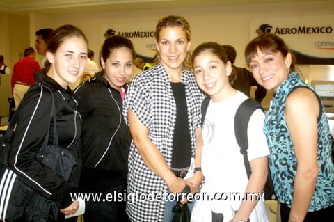 10042010 México. Leonor Dueñes, Jaquelin Angli, Graciela de Gilio, Valeria Gilio y Adrianela de González.