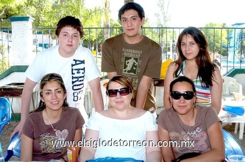 13042010 Irene Domínguez, Lulú de Madero, Carla de Pérez, Pato Madero, Víctor López y Paulina de Lara.
