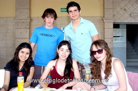 13042010 Disfrutan. Martha Elizondo, Abril Castro, Daniela Manzanera, Rafa Hernández y René Calderón.