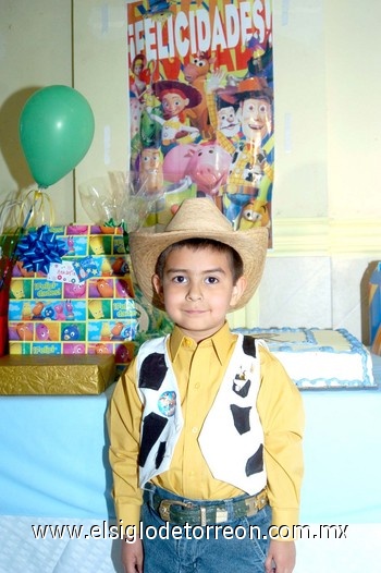 13042010 Kaled Herrera Carreón acompañado de su mamá y primitos en la fiesta que le ofrecieron para celebrar su primer año de vida.