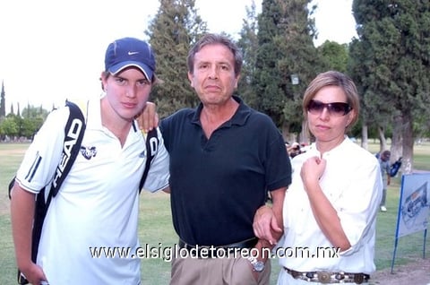 13042010 Juan Antonio Samaniego con sus padres Juan Antonio y Martha.