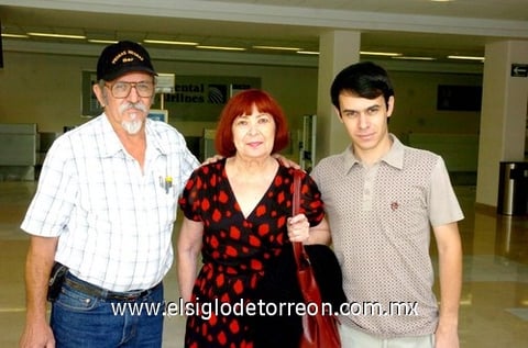 13042010 Guadalajara. Mercedes del Olmo fue recibida por su hijo Arturo Hernández y su nieto José Arturo.