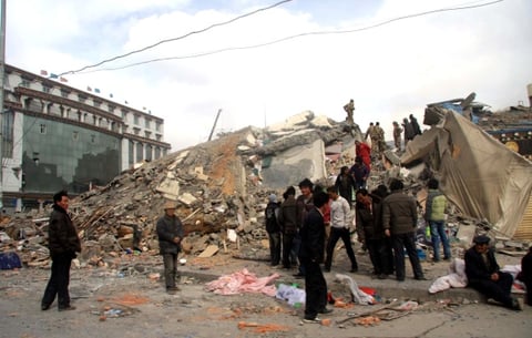El temblor provocó el derrumbe de casas, templos y gasolineras, además de daños significativos al aeropuerto de Yushu y en las carreteras.