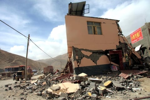 Aunque las fuerzas militares chinas están bien entrenadas para responder en casos de desastre, el aislamiento de la zona afectada planteaba dificultades logísticas.