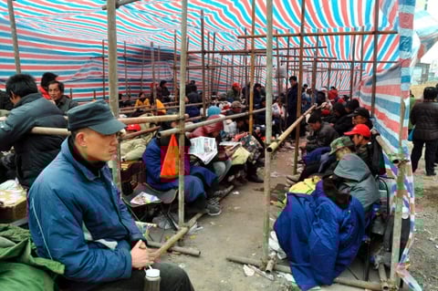Soldados y civiles escarbaban con palas e incluso con las manos, en busca de sobrevivientes entre los restos de los inmuebles derruidos por una serie de terremotos que estremeció una región tibetana de China.