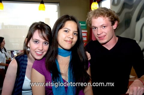 15042010 Gabriela Zermeño, Izchel Caballero y José Ramón Jaramillo. EL SIGLO DE TORREÓN/JESÚS HERNÁNDEZ