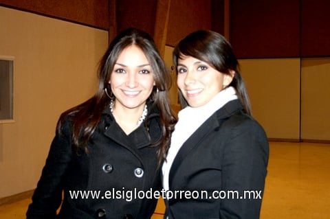 15042010 Blanca Dueñes y Fabiola Lima, del comité organizador de 'Par de Reyes'.