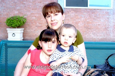 14042010 Lourdes, Lucía y Santiago.